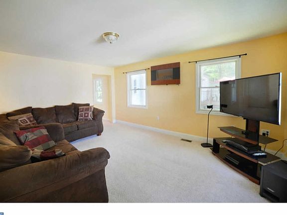 4th image of 203 Laurel Ave