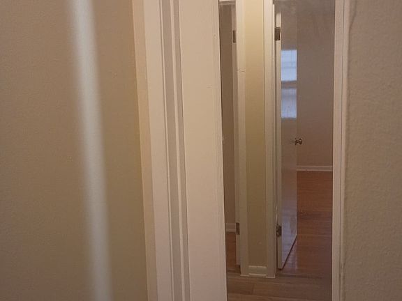 4th image of 907 Leonhard St