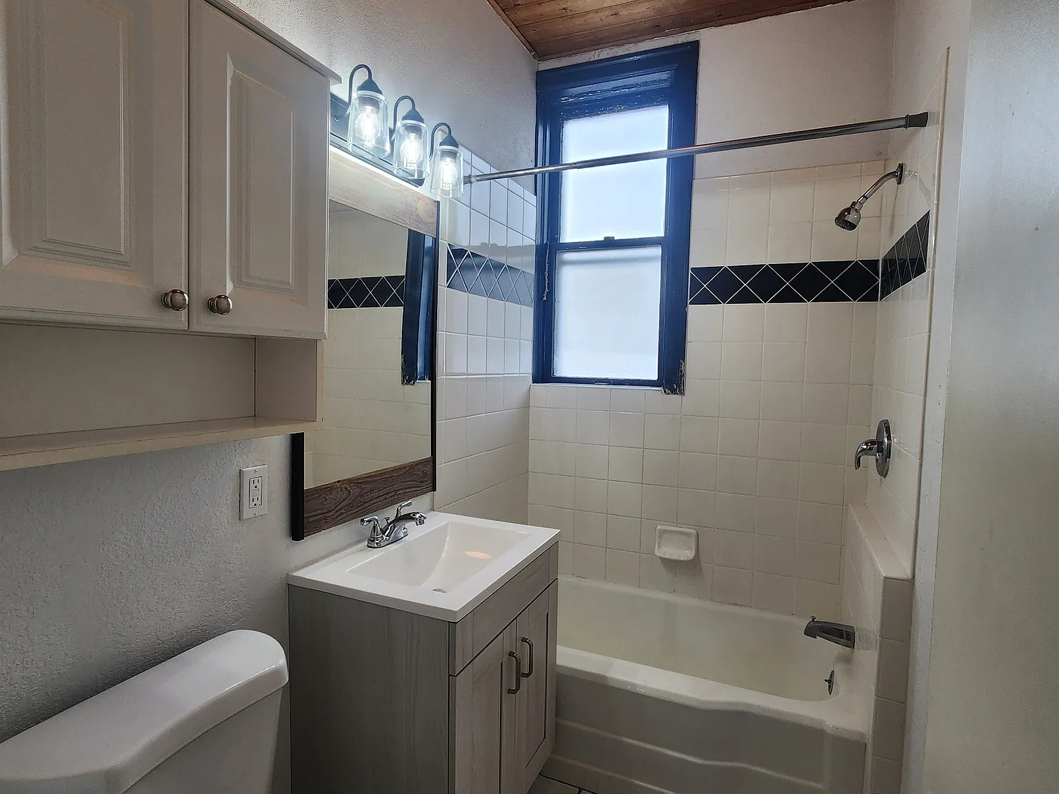 1 Bed and 1 Bath Upstairs Apartment in Downtown. — Photo 4