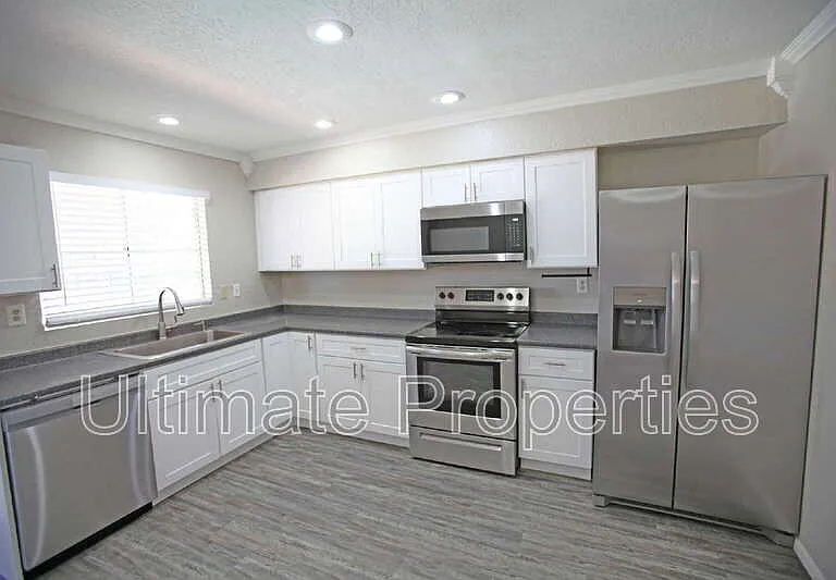 3144 W Charleston Ave — Photo 4