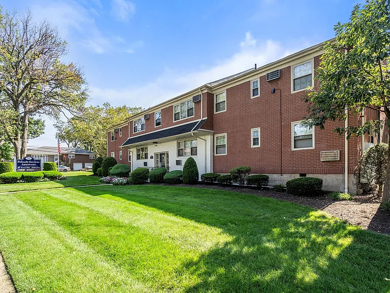 Palisades Gardens Apartments — Photo 13