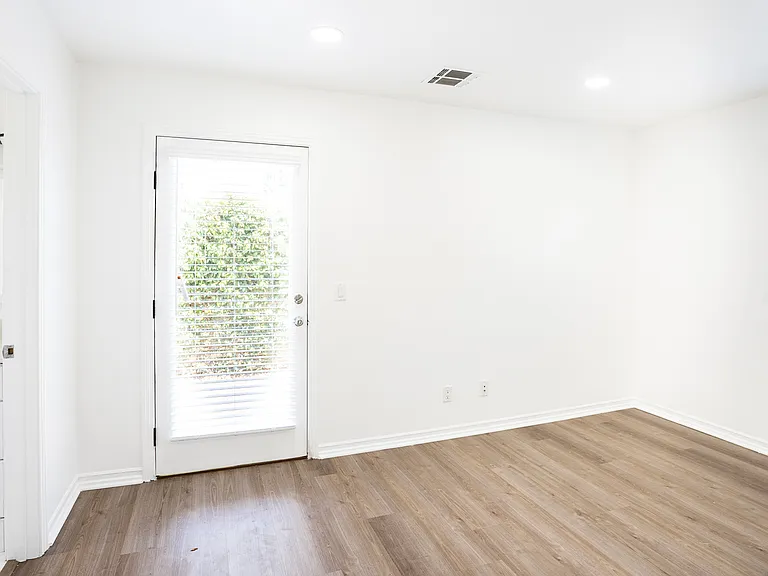 8330 Lilienthal Ave — Photo 33