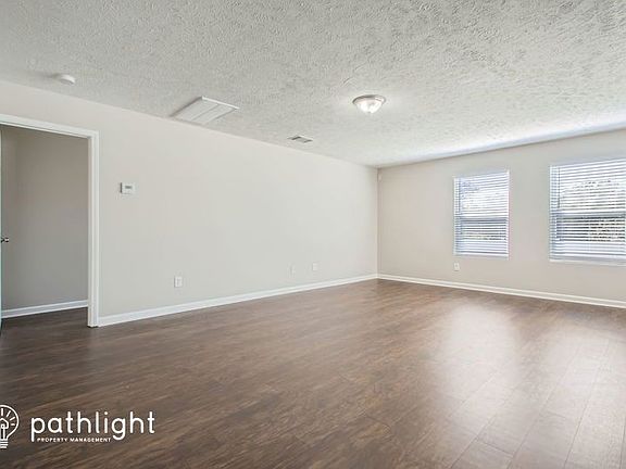 3rd image of 719 Creek Oak Dr