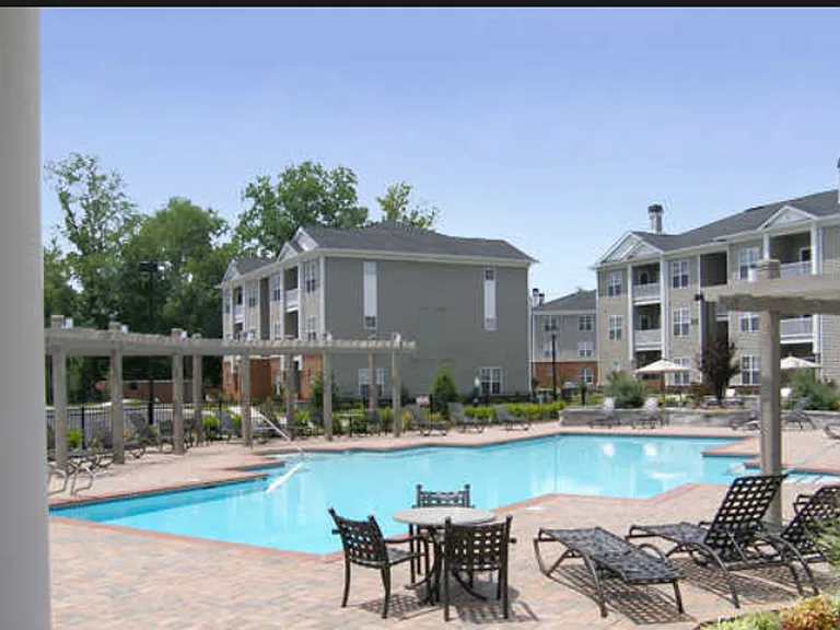 Eagle Harbor Apartments — Photo 3