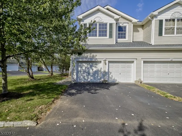 41 Alexandra Way, Clinton Town, NJ 08809