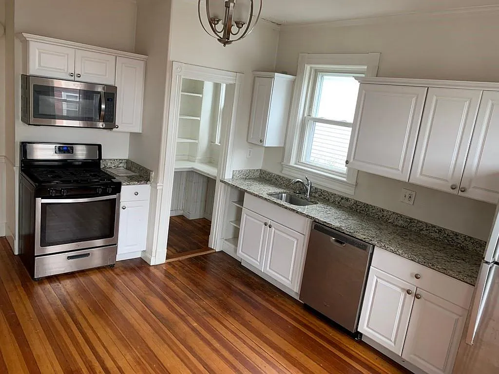 3 bed, 1000 sqft, $2,700 — Photo 2