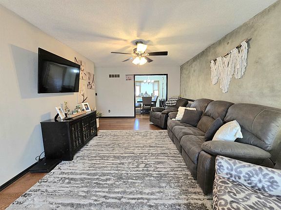 4th image of 2209 Centennial Blvd