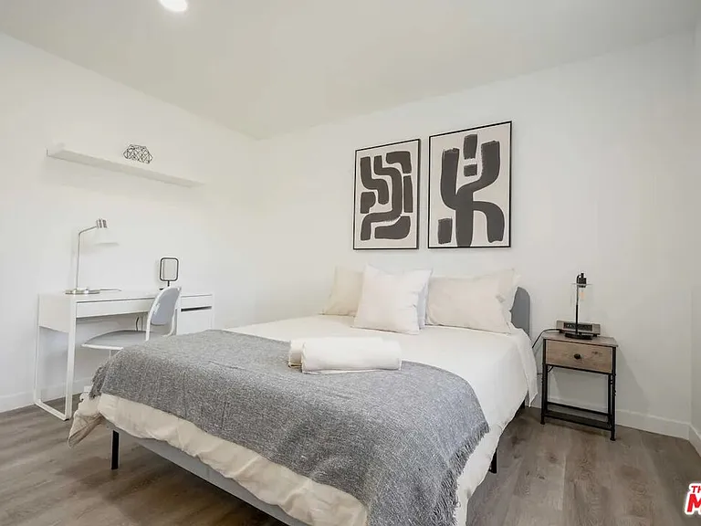 2417 S Budlong Ave #4 — Photo 14