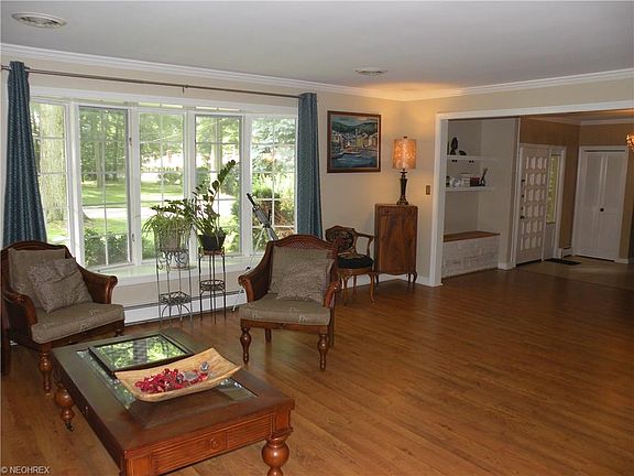 5th image of 848 Stuart Ave