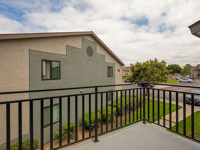 Oro Vista Apartments — Photo 25