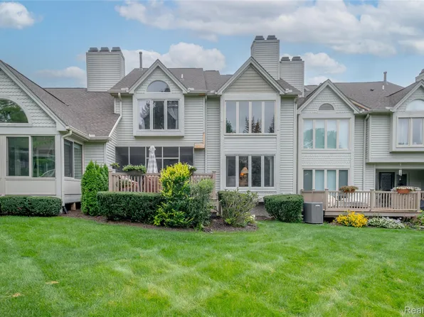 4589 Glen Eagles Dr, Brighton, MI 48116