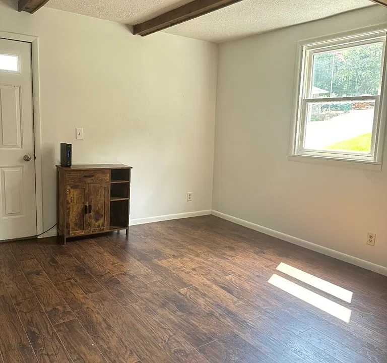 320 Laurel Ln