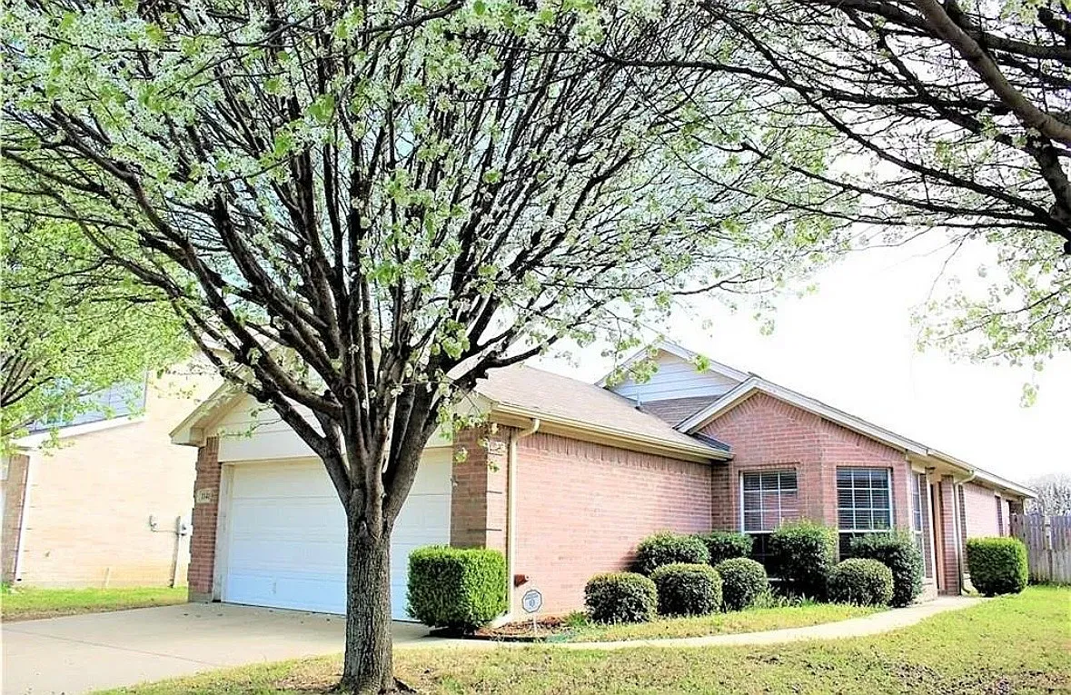 3 bed, 1377 sqft, $1,900 — Photo 1