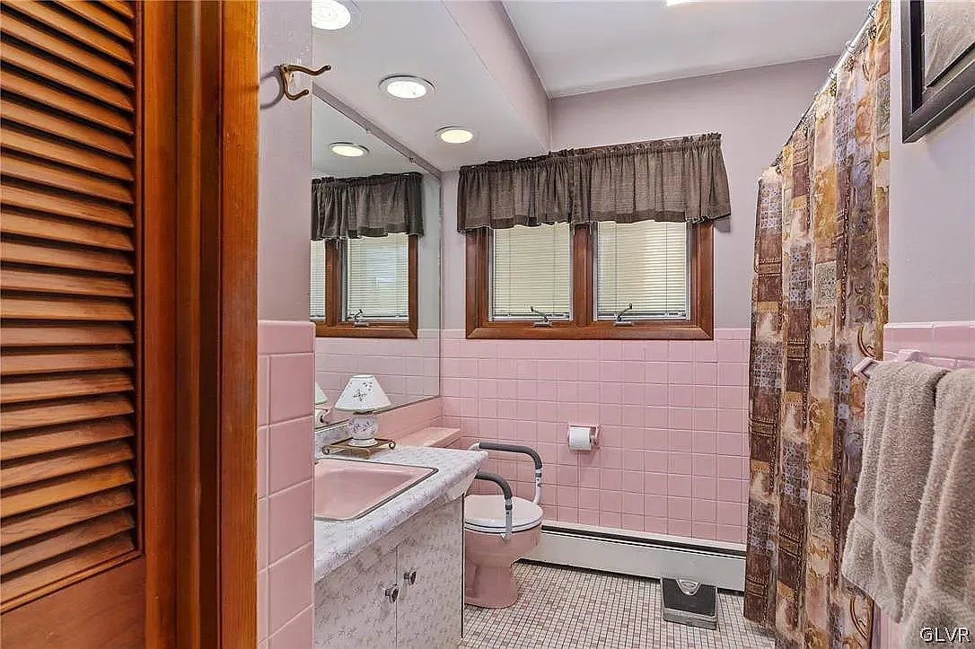 3 bed, 1.5 bath, 1141 sqft, $2,200 — Photo 3