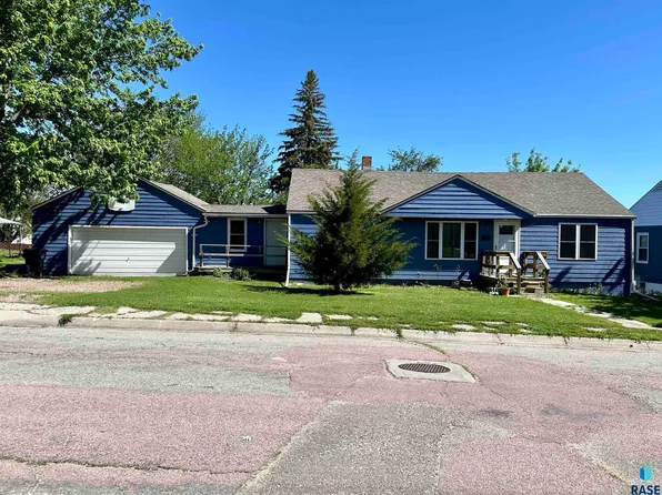 938 E 6th St, Winner, SD 57580