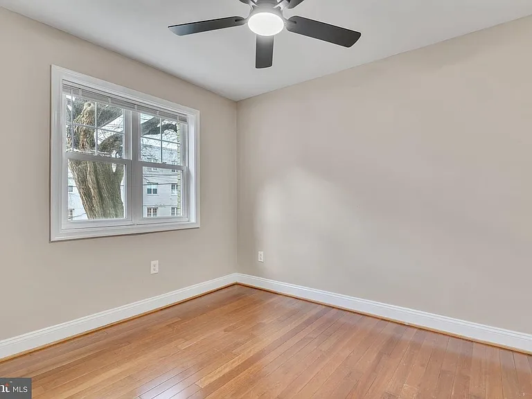 912 Barnaby St SE #101 — Photo 17