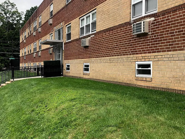 Karen Park Apartments — Photo 15