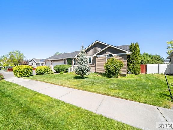 3rd image of 3845 E Ridgeview Cir