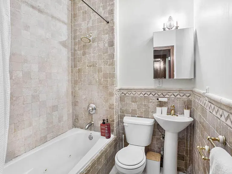 306 E 52nd St #1 — Photo 17