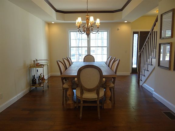 4th image of 25 Caitlin Dr