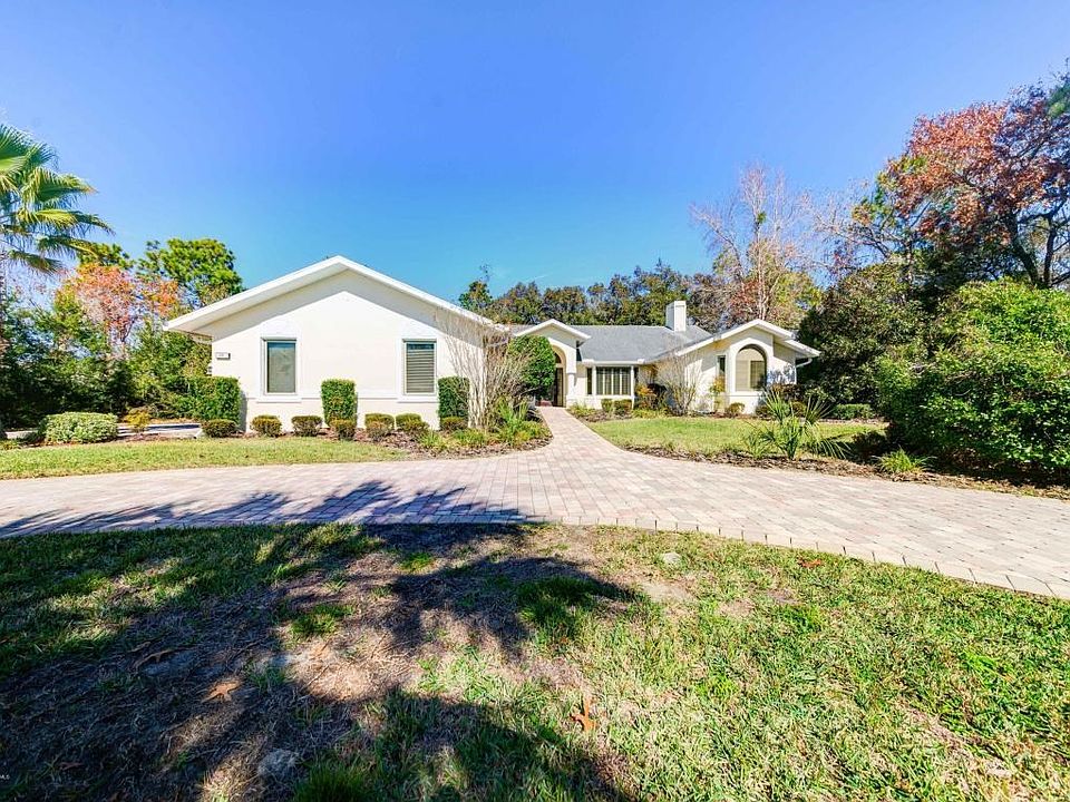 Front of Home w/Circular Drive