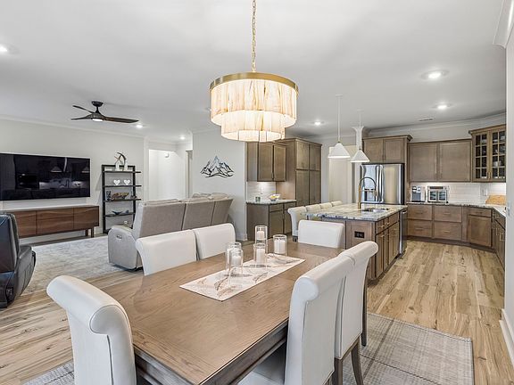 3rd image of 837 Odell Dr