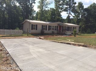 88 Lake View Dr, Grantville, GA 30220