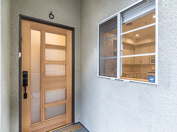 4th image of 852 N Poinsettia Pl APT 6