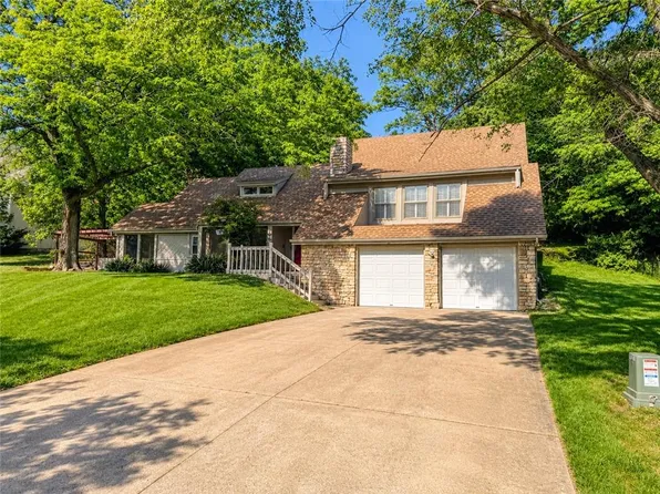 16015 Meadow Ln, Stilwell, KS 66085
