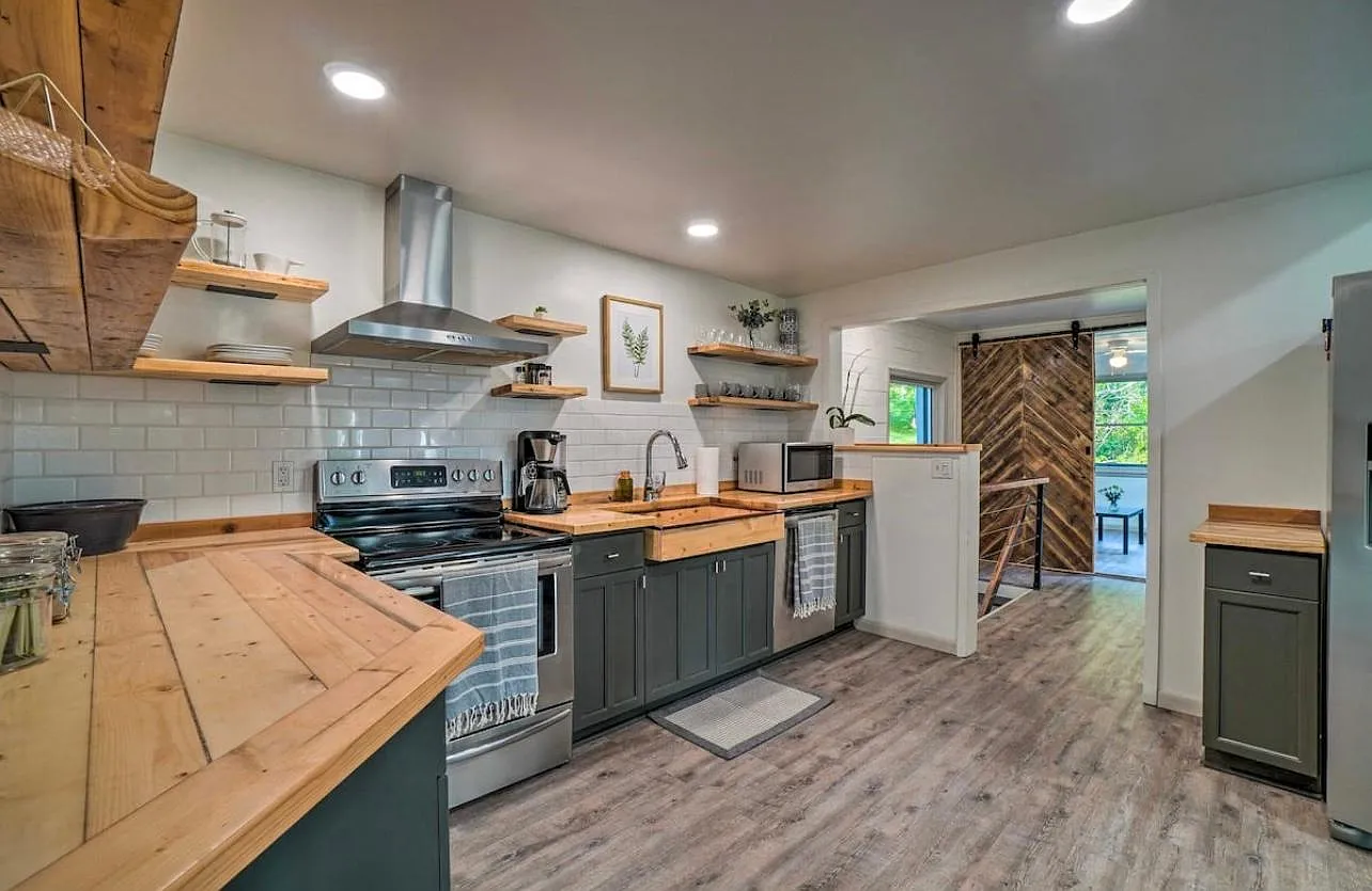328 River Dr — Photo 1