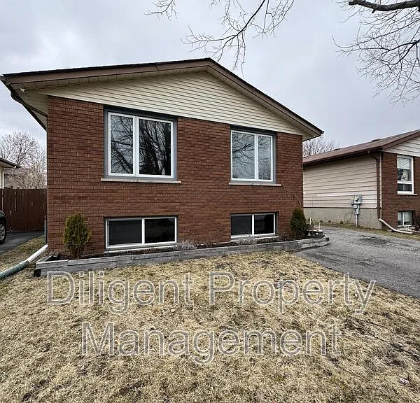 581 Barnes Cres #6 — Photo 4