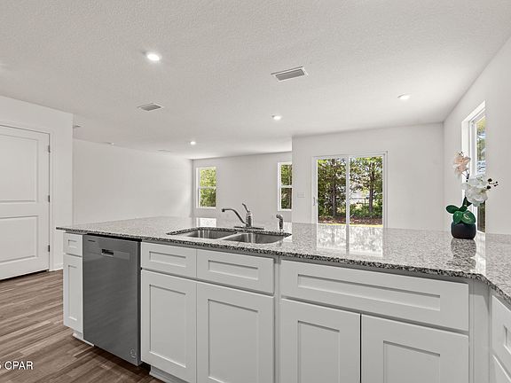 5th image of 3979 Oxford Ave