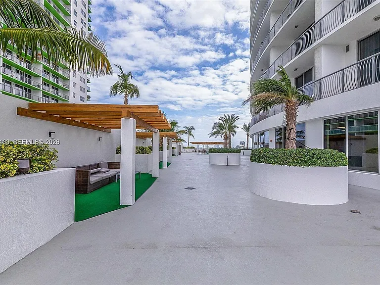 1750 N Bayshore Dr #2401 — Photo 34