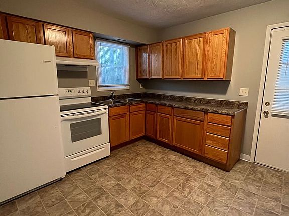 3rd image of 32 Morehouse Ct