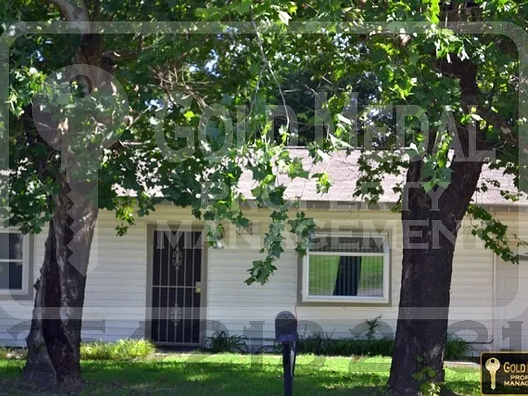 1208 E Avenue H — Photo 1