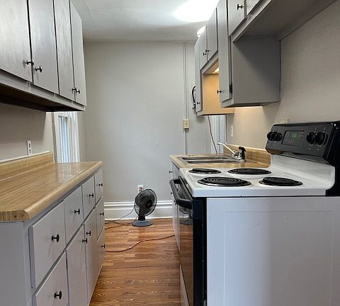 5th image of 220 E Brady St #2