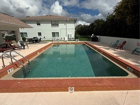 4th image of 215 SE 15th Pl APT 109