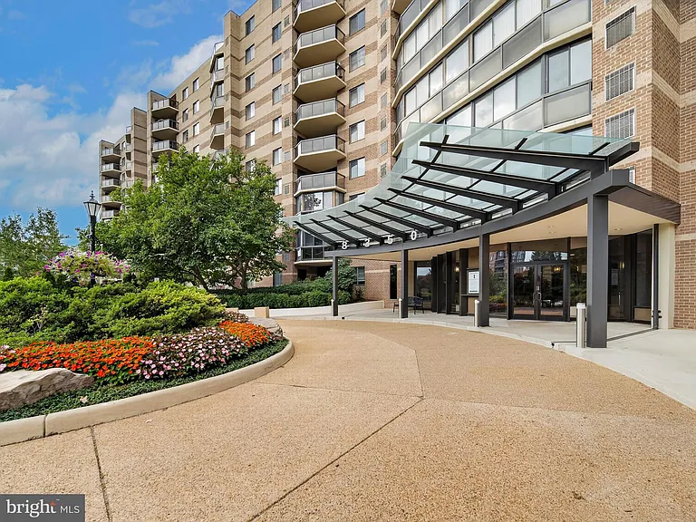 8350 Greensboro Dr #422 — Photo 3