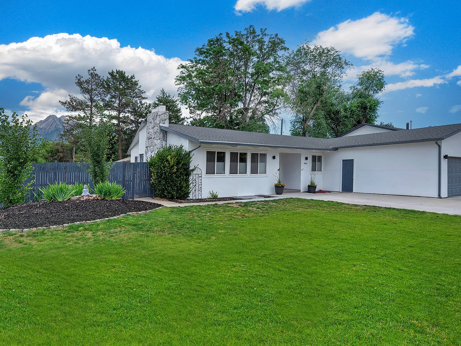 Spacious & Flexible 5-Bedroom Rental in Prime Murray Location — Photo 1