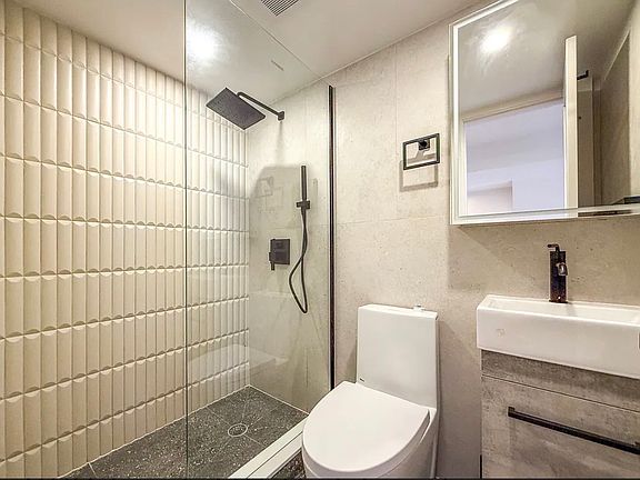 5th image of 982 E 106th St Floor 1