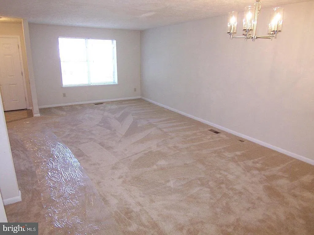 3 bed, 2.5 bath, 2450 sqft, $2,000 — Photo 3
