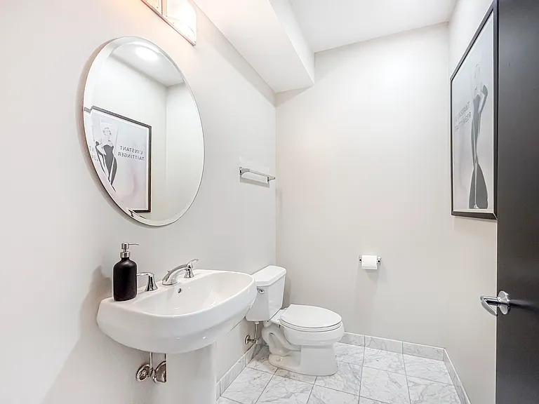 565 W Quincy St #802 — Photo 9