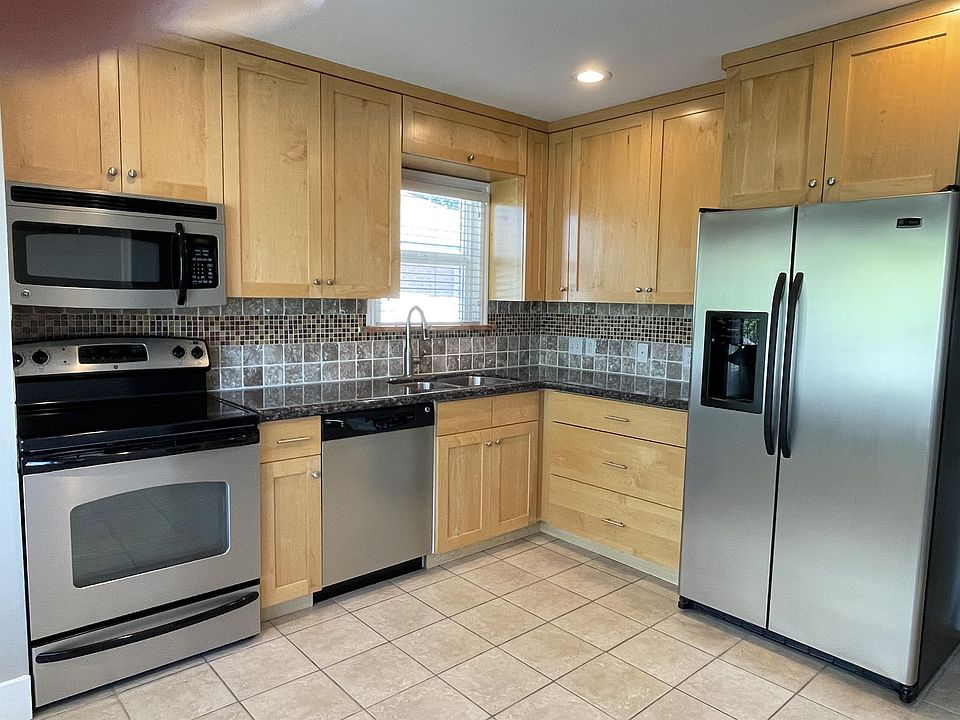 1st image of 2964 Hudson Cres