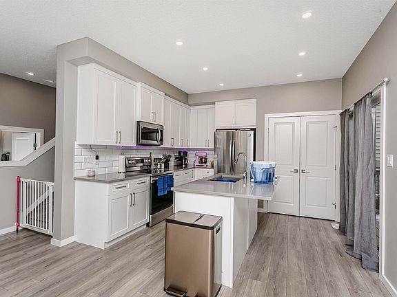 5th image of 7322 Chivers Cres SW