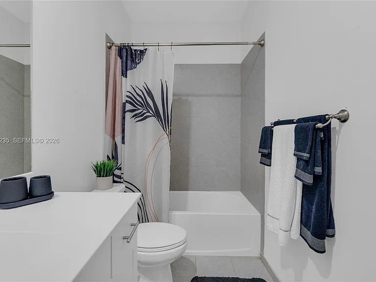 21068 NE 8th Ave — Photo 14