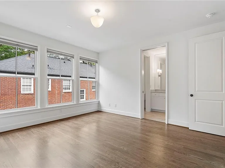 2711 Southwell St NE — Photo 33