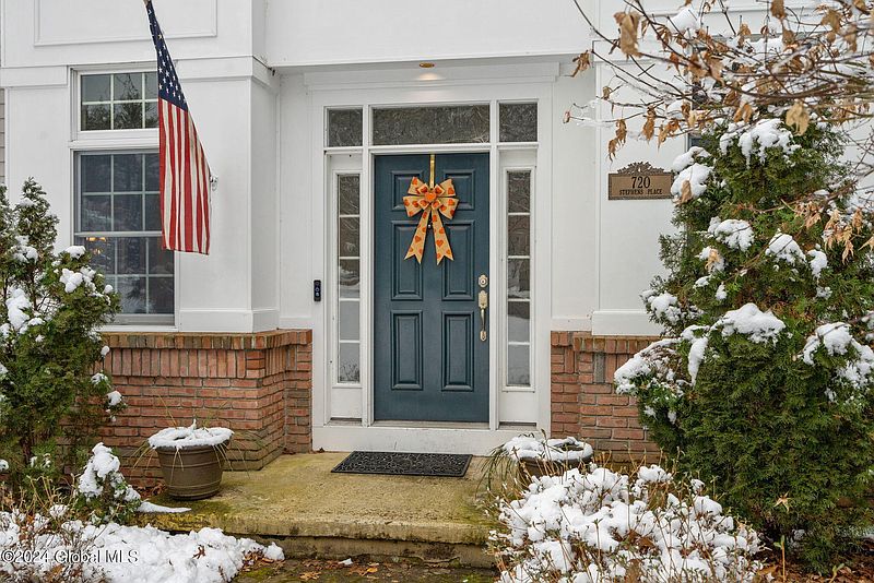 3rd image of 720 Stephens Place