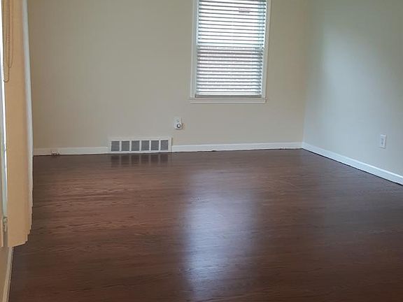 2nd image of 15627 Fox St
