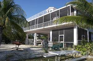 CBS 2 STORY HOMEON LARGE BAY SIDE LOT