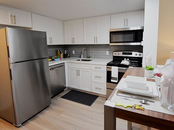 4th image of 2210 N Australian Ave Studio 2